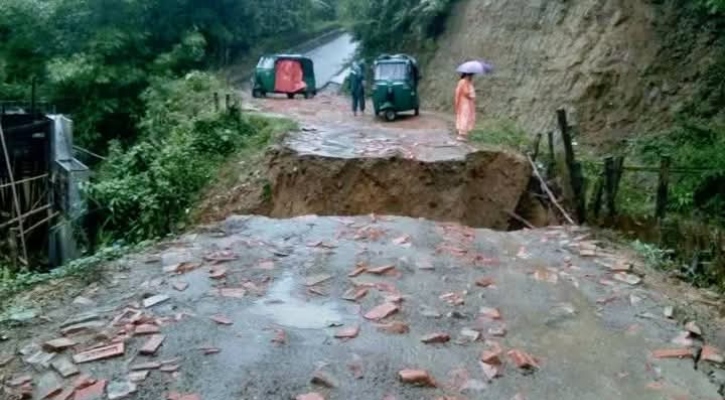 বৃষ্টিতে মাটি ধসে দুই ভাগ হয়ে গেল কাউখালী-ঘিলাছড়ি সড়ক